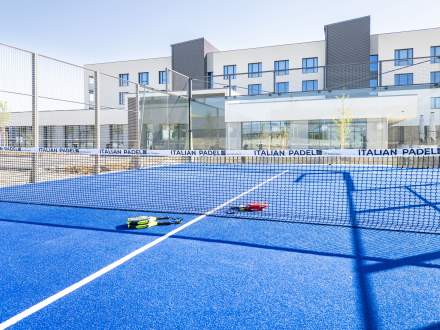 Terrain de padel · Parkest Hôtel Spa Lyon Genas